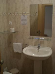 塞尔帕普洛都路宝酒店的一间带水槽、镜子和卫生间的浴室