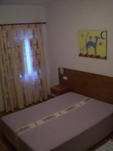 塞尔帕普洛都路宝酒店的一间卧室设有一张床和一个窗口