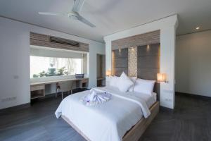 蓝梦岛Villa Coral Lembongan的卧室配有一张大白色床和窗户