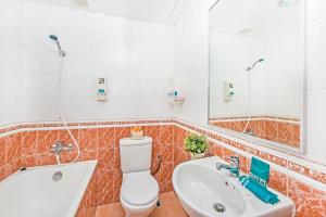 新加坡Hotel 81 Cosy的一间带卫生间、水槽和镜子的浴室
