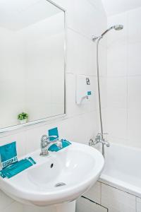 新加坡Hotel 81 Sakura的浴室设有白色水槽和镜子