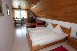蒂索Gästehaus Looks的木天花板的客房内的一张床位