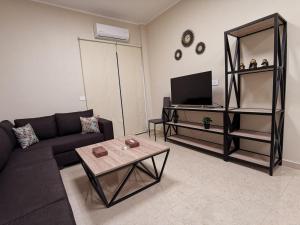贝鲁特West House Apartments-Mar Mikhael的客厅配有沙发和桌子