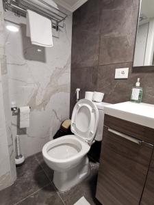 贝鲁特West House Apartments-Mar Mikhael的浴室配有白色卫生间和盥洗盆。