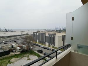 贝鲁特West House Apartments-Mar Mikhael的阳台享有停车场的景致。
