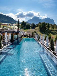 ABINEA Dolomiti Romantic SPA内部或周边的泳池