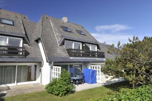 文尼斯塔特Nordseesonne I的灰色屋顶和庭院的房子