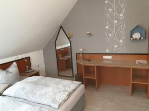 巴特利本韦达Hotel Sonnenschein的一间卧室配有一张床、一张书桌和一面镜子
