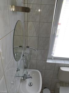 巴特利本韦达Hotel Sonnenschein的一间带水槽和镜子的浴室