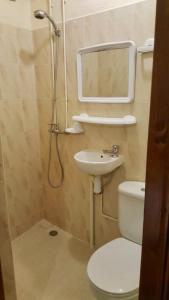西迪伊夫尼HOTEL BEACH CLUB LEGZIRA的带淋浴、卫生间和盥洗盆的浴室