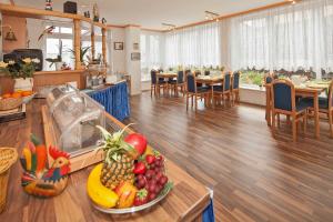 塞巴特阿尔贝克Pension Haus Antje的厨房以及备有水果的用餐室。