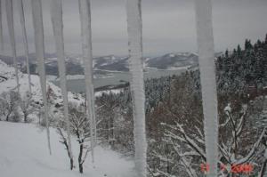 尼奥楚里翁Ersis的享有白雪 ⁇ 的山林和湖泊美景
