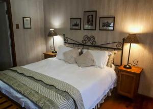 哈内茨堡The Pennefather的一间卧室配有一张带两盏灯的大型白色床。