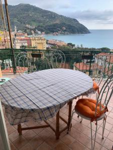 莱万托Casa Formis的海景阳台上的桌椅