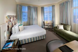 悉尼最佳西方斯泰勒酒店的酒店客房,配有床和沙发