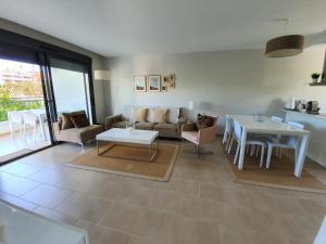 比利亚马丁Eva's Place Villamartin VM052的客厅配有沙发和桌子
