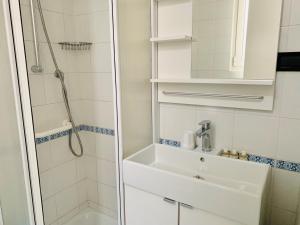 巴多利诺Front Lake Apartment Bardolino的白色的浴室设有水槽和淋浴。