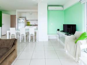 Excelente apartamento beira mar的休息区