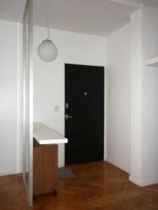 布宜诺斯艾利斯Excelente departamento en Retiro的白色房间中带黑色门的走廊