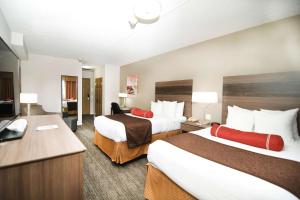 桑达斯基贝斯特韦斯特桑达斯基套房酒店的酒店客房设有两张床和电视。