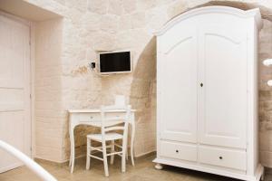 马丁纳弗兰卡Trulli Centenari的一间小厨房,内设桌椅