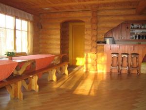 Cesvaine玛雅皮耶塞瓦斯马泰度假屋的小屋内带桌子和厨房的房间