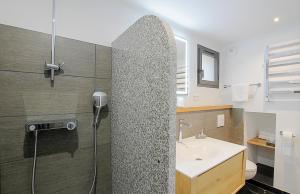 阿雅克修Residence Kalliste的带淋浴和盥洗盆的浴室