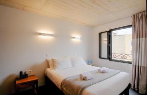阿雅克修Residence Kalliste的一间卧室配有一张床,上面有两条毛巾