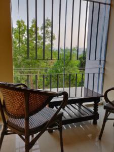 科鲁鲁Paradise Wild Hills Kodachadri的窗前的长凳,享有美景