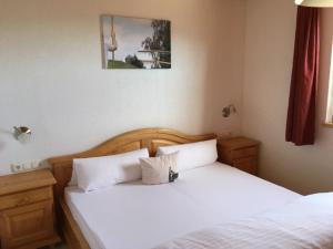锡利安斯科斯尔霍夫酒店的卧室配有两张床,墙上挂着一幅画