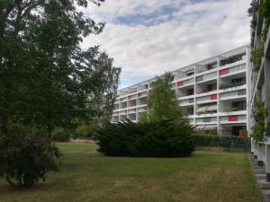 汉诺威Hannover Messe-Wohnung的公寓大楼前面有灌木丛