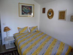 米滕瓦尔德Ferienhaus Werthmann的一间卧室配有黄色和蓝色条纹床