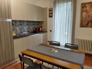 乌尔比诺B&B IL TORCHIO-URBINO的厨房配有桌椅和水槽。