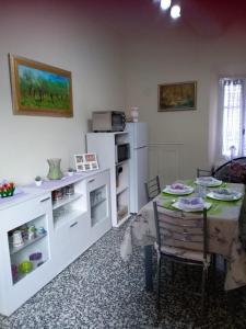 马斯诺维斯康蒂La casa di nuvola的客厅配有桌子和白色冰箱。