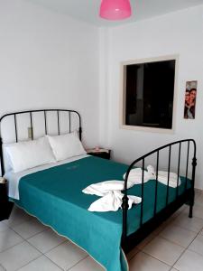 锡蒂亚Sitia Holidays 1的一间卧室配有一张带绿色棉被的床