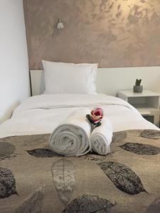 BragadiruTop Style Villa的一张带毯子和毛巾的床