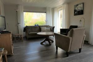 DaarleErve Eshuus Daarle的客厅配有沙发和桌椅