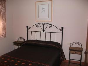 塞拉内华达锡耶拉内华达迎宾公寓的一间卧室配有黑色的床和2个床头柜