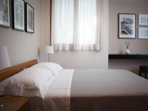 里乔内Bed And Breakfast 22 Garibaldi Home的卧室配有白色的床和窗户。