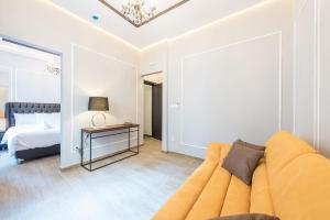 雅典Syntagma Luxury Living One “LL1” Apartments的客厅配有沙发和1张床