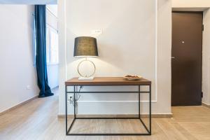 雅典Syntagma Luxury Living One “LL1” Apartments的房间里的一张桌子上放着灯