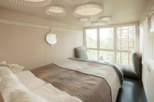 哈拉斯树屋酒店的一间卧室配有床、窗户和灯