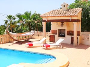 莫莱拉Villa Karibuni by Interhome的一个带吊床和游泳池的别墅