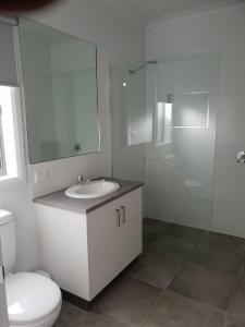 霍舍姆123 Wilson - Arapiles的浴室配有卫生间、盥洗盆和淋浴。