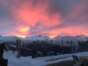 菲施胥波顿高山旅馆的白雪 ⁇ 的山脉上方的日落,红天