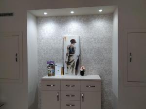 佩奇Király Apartman的浴室设有镜子和带梳妆台的台面