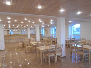 雅罗斯拉夫尔Park-Hotel Diyevo Gorodishche的用餐室配有木桌和椅子