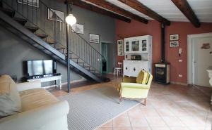 里米尼Casa S.Paolo的带沙发和楼梯的客厅