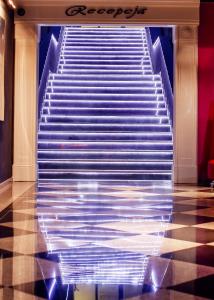罗兹精品酒店3号的建筑中灯光的楼梯