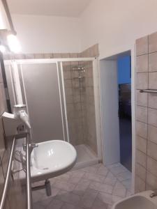 福尔米吉内Alloggio Cantalupo的带淋浴和白色盥洗盆的浴室